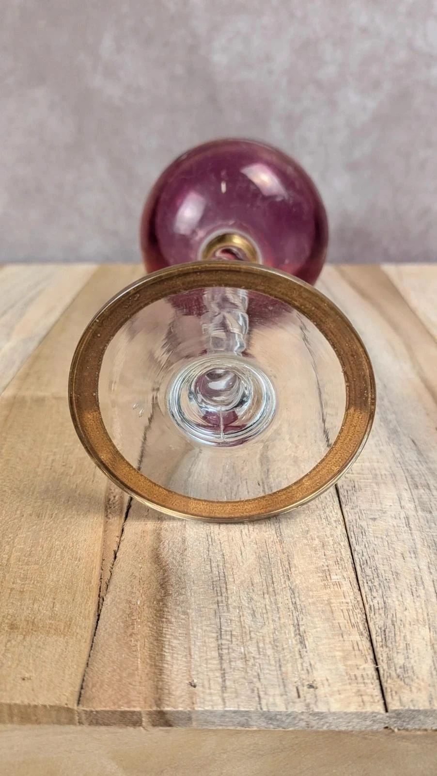 Verre ancien rose fuchsia gravé – pied torsadé – photo 6